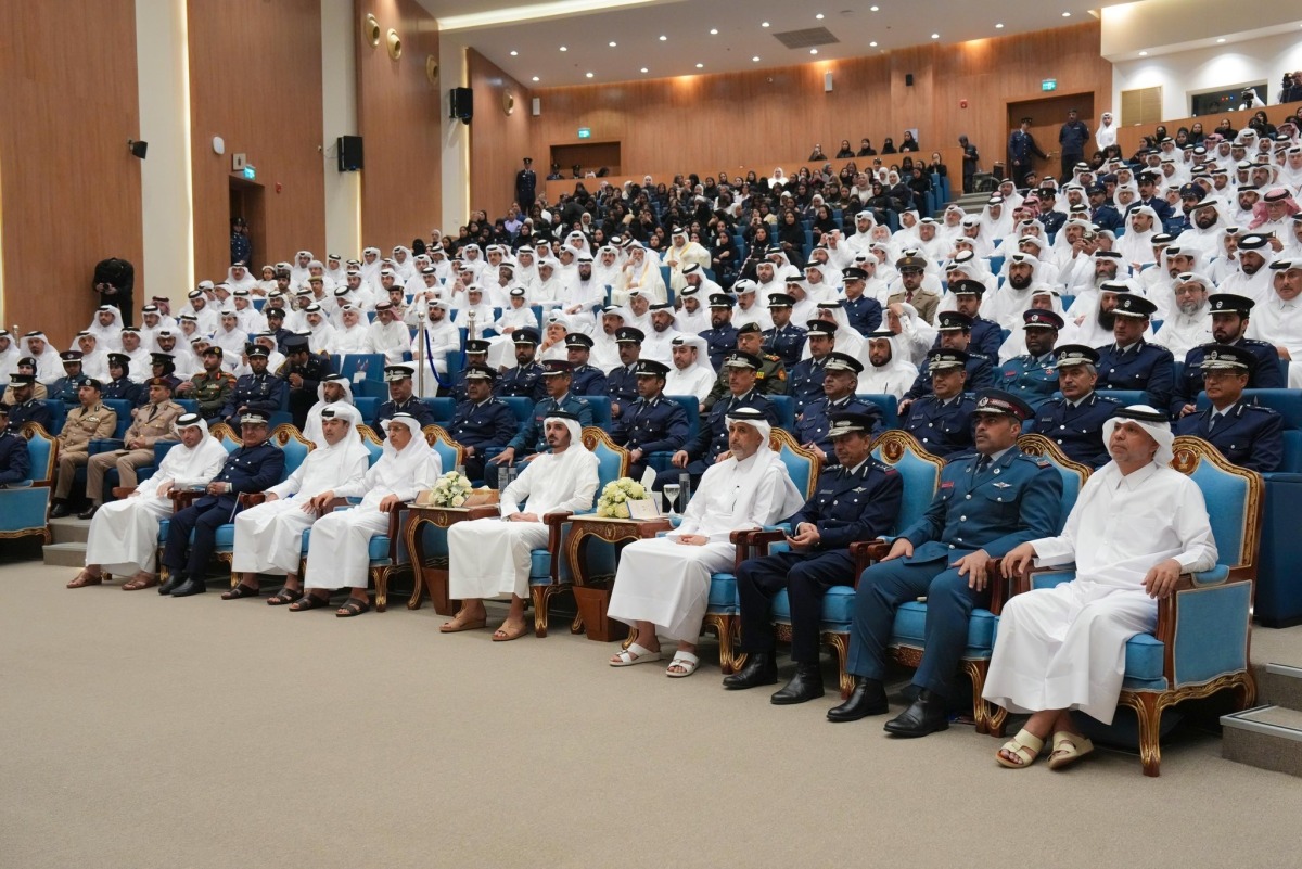  وزير الداخلية يشهد حفل تخريج الدفعة الثانية من طلبة برنامجي ماجستير القانون والدراسات الأمنية في أكاديمية الشرطة