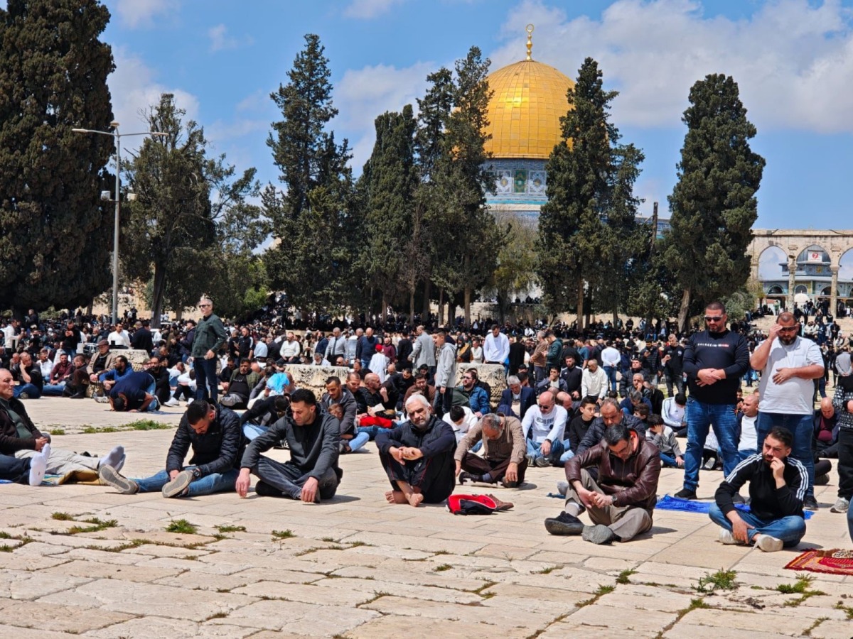  عشرات الآلاف يؤدون صلاة الجمعة في المسجد الأقصى