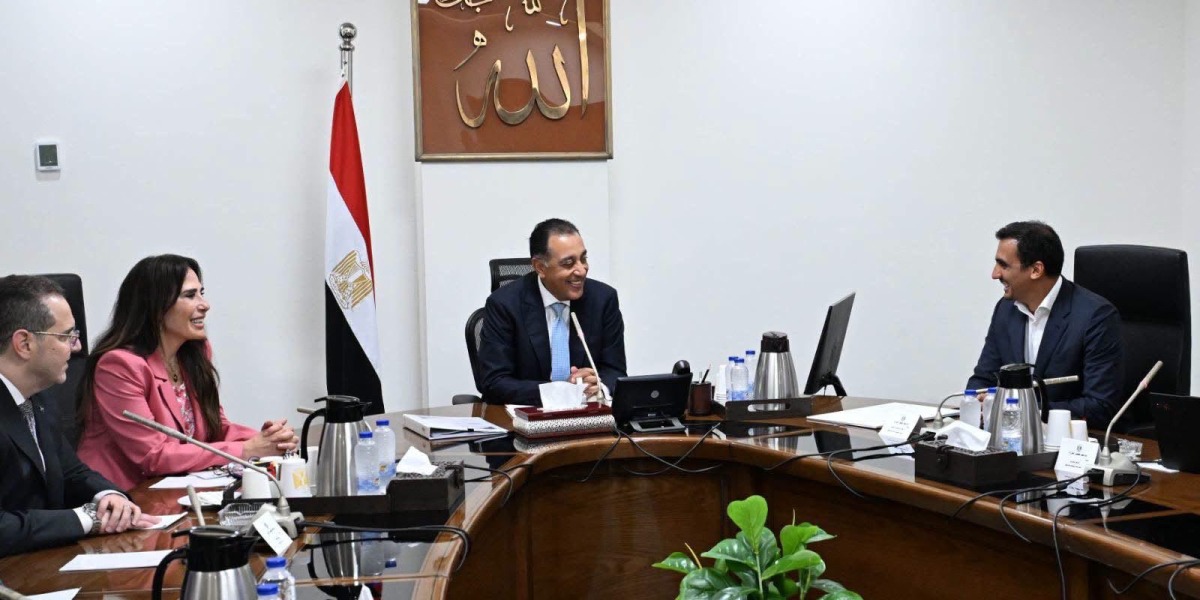 رئيس الوزراء المصري يبحث مع 