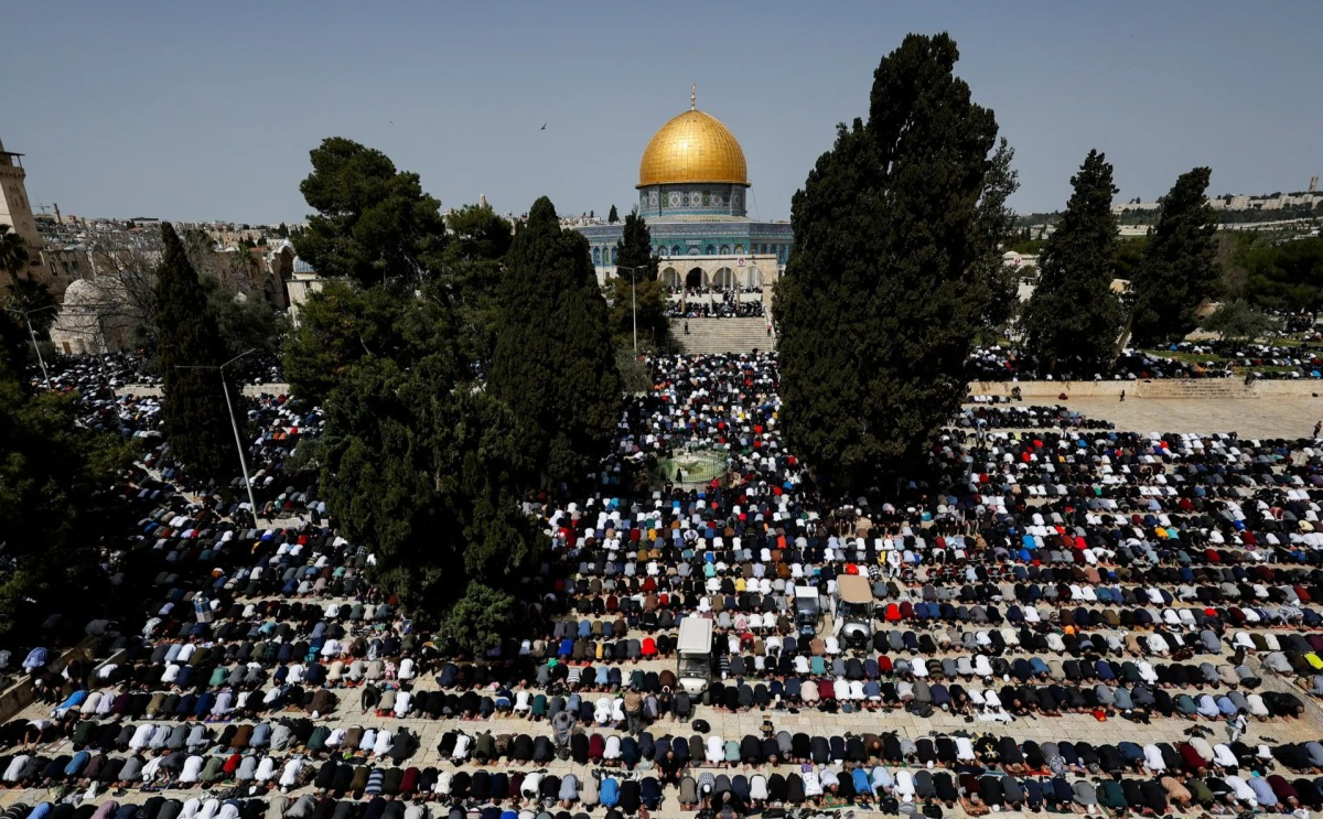  عشرات الآلاف من الفلسطينيين يؤدون الجمعة في المسجد الأقصى