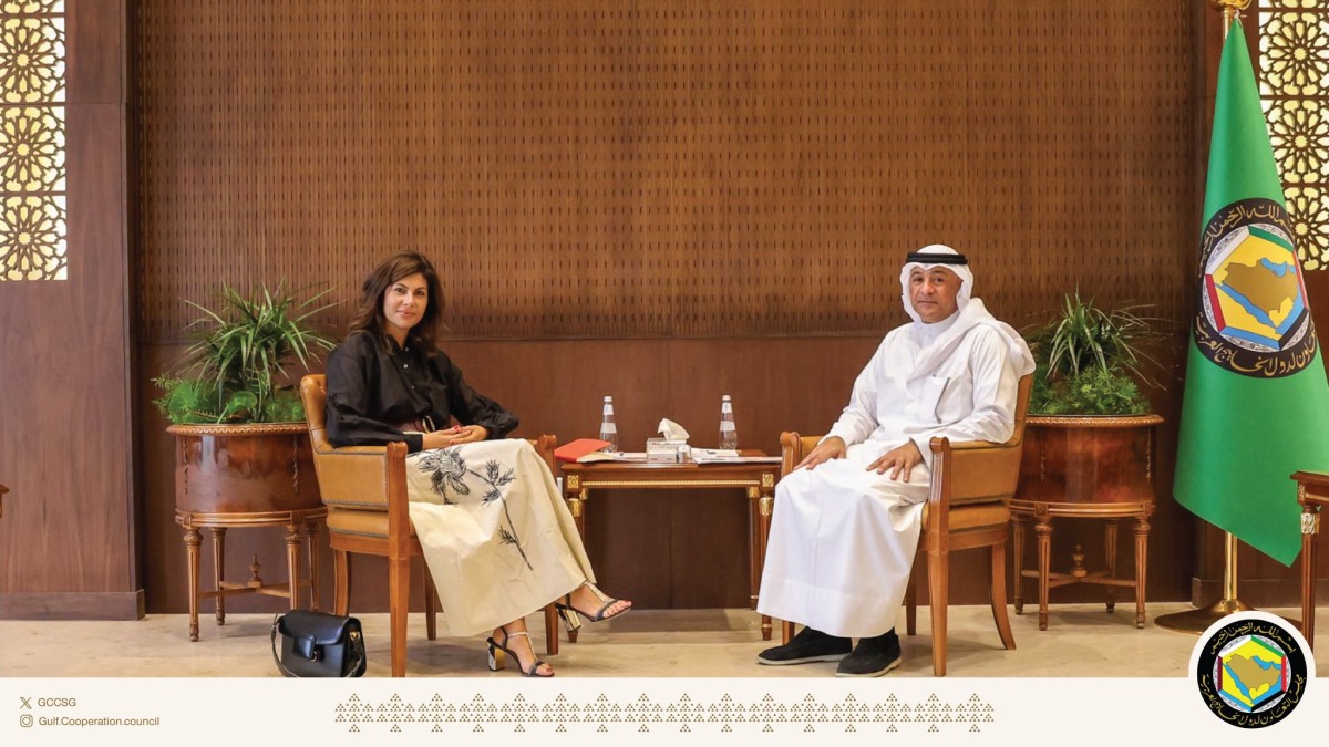 الأمين العام لمجلس التعاون يلتقي مسؤولة في معهد الشؤون الدولية
