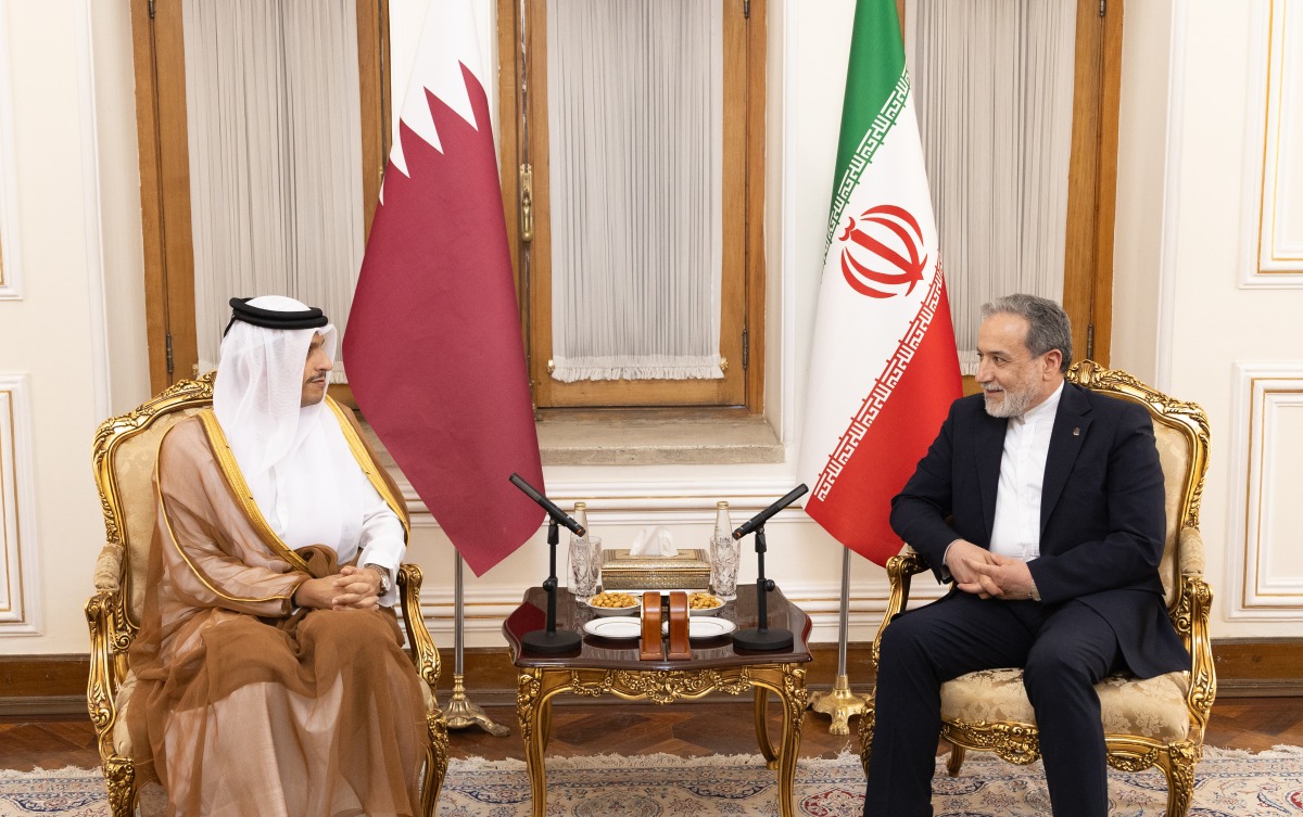 معالي رئيس مجلس الوزراء وزير الخارجية يجتمع مع وزير الخارجية الإيراني