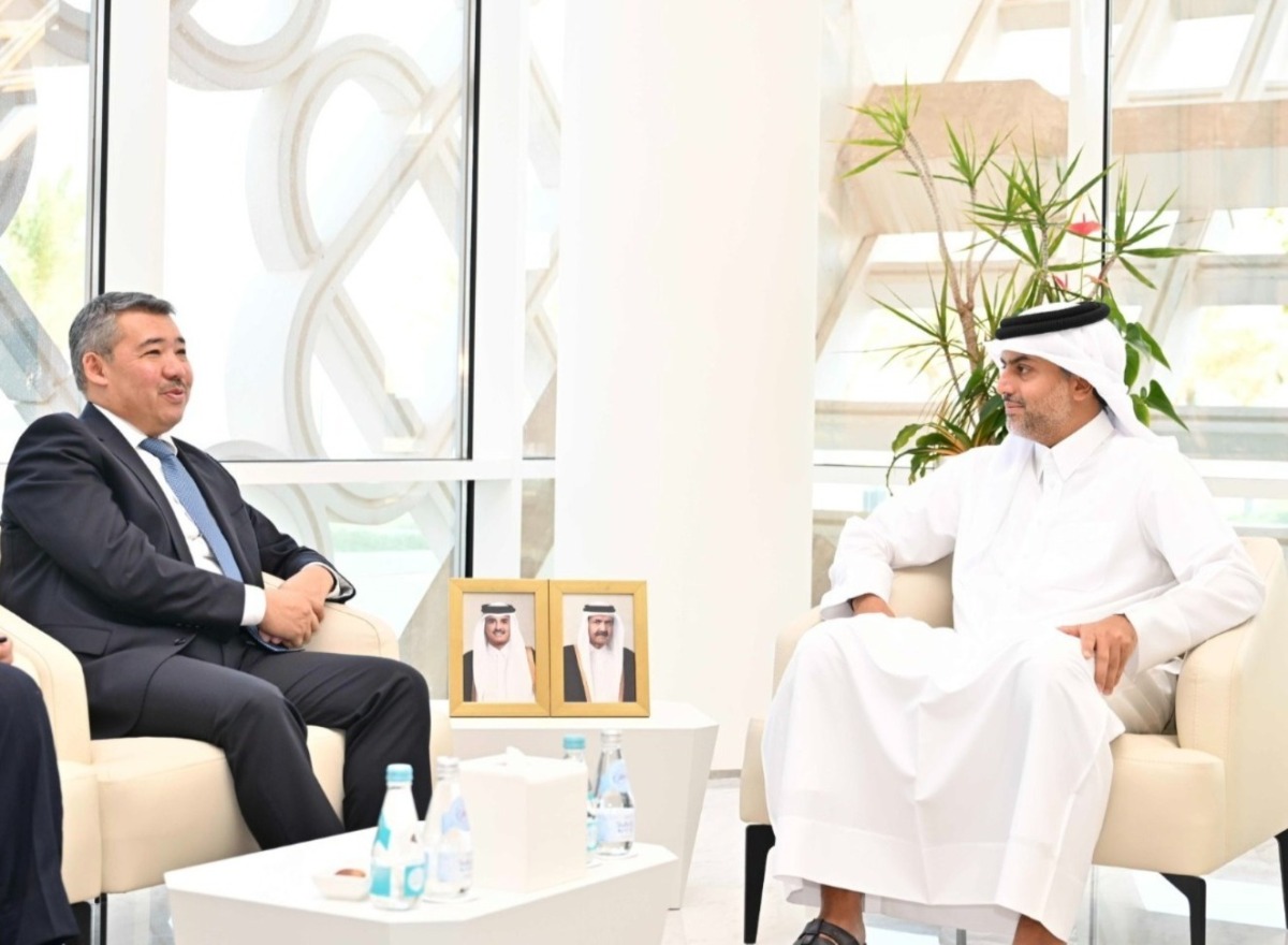  الرئيس التنفيذي لهيئة المناطق الحرة يجتمع مع سفير كازاخستان