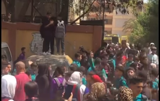 بالفيديو| إصابة 7 طلاب في حادث تدافع بمدرسة في مصر.. والتعليم تنفي انهيار البوابة الحديدية