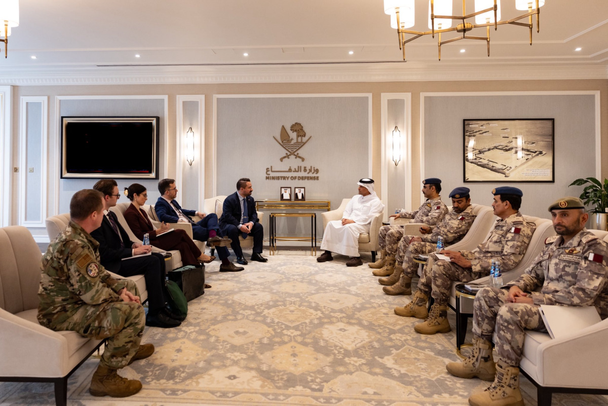 نائب رئيس مجلس الوزراء يلتقي مساعد وزير الحرب الأمريكي لشؤون الشرق الأدنى وآسيا الوسطى