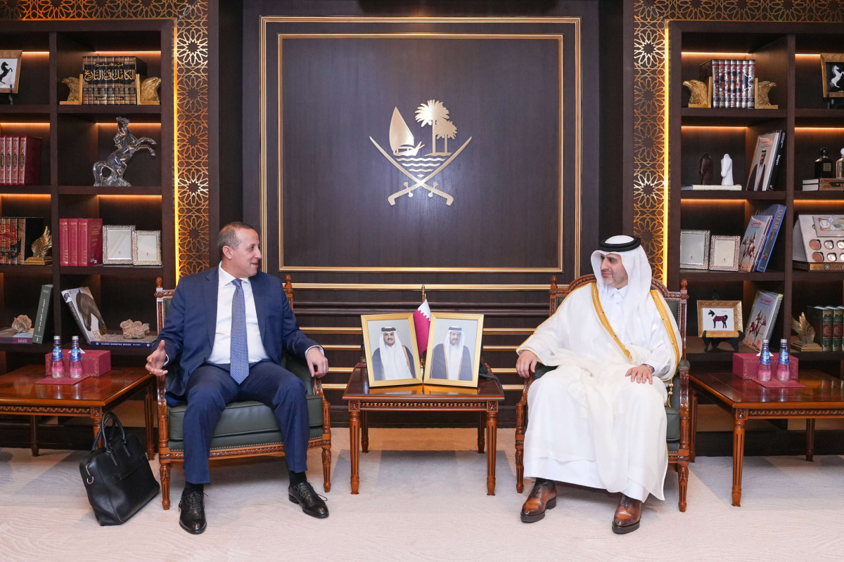 محافظ مصرف قطر المركزي يجتمع مع وزير المالية الجزائري