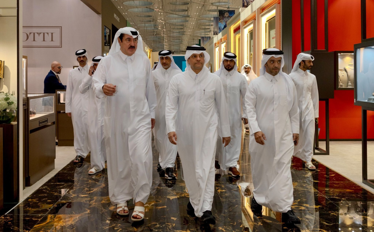نائب رئيس مجلس الوزراء ووزير التجارة والصناعة يزوران معرض الدوحة للمجوهرات والساعات