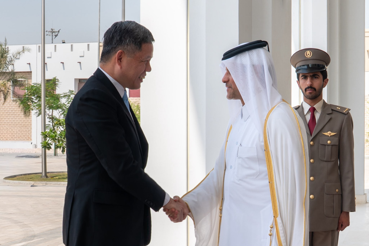 نائب رئيس مجلس الوزراء ووزير الدولة لشؤون الدفاع يلتقي الوزير المنسق للخدمات العامة ووزير الدفاع السنغافوري