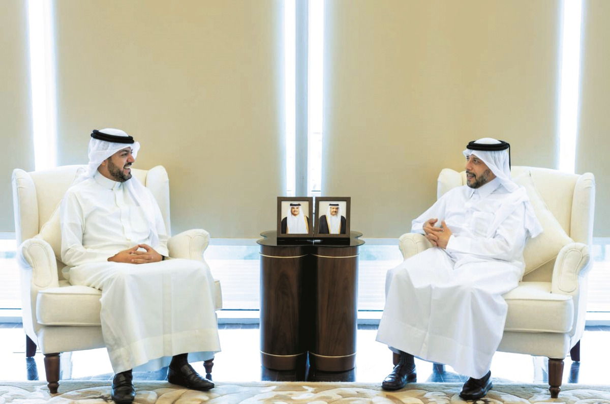 وزير الصحة يجتمع مع السفير الكويتي​