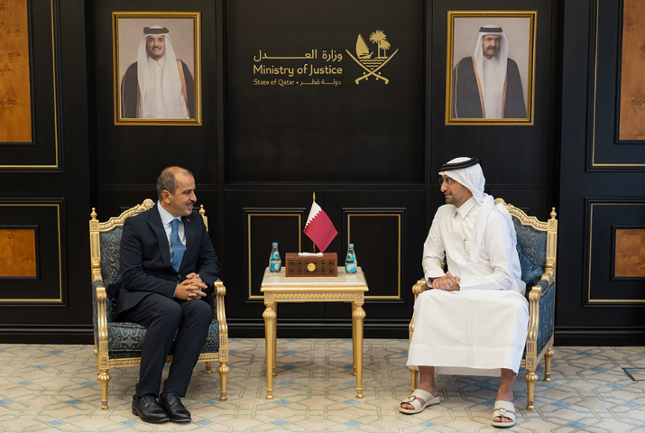  وزير العدل ووزير الدولة لشؤون مجلس الوزراء يجتمع مع سفيري إندونيسيا وتركيا