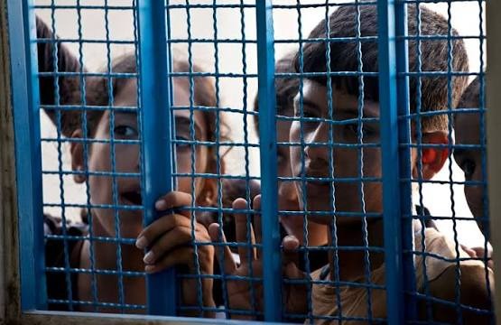 مركز فلسطيني: 350 طفلا يواجهون أوضاعا صعبة داخل معتقلات الاحتلال